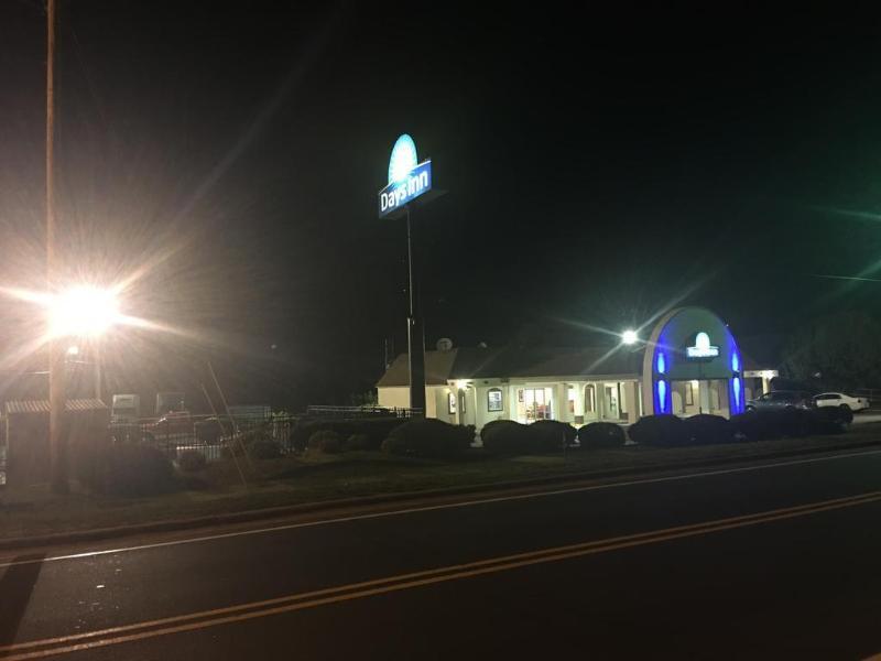 Days Inn By Wyndham סטייטסוויל מראה חיצוני תמונה